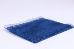 Detailaufnahme der Netzstruktur von ByAnnie's Lightweight Mesh in Blastoff Blue in der Verpackungsecke.
